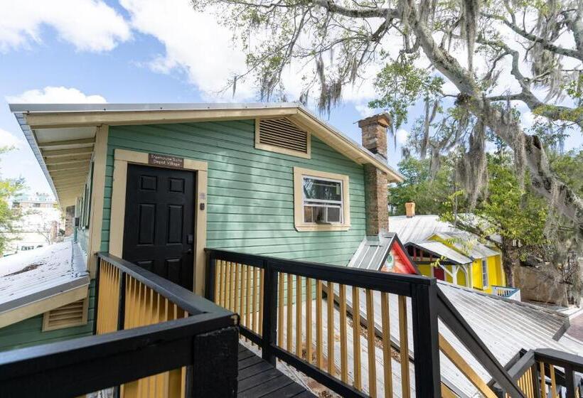 فندق Depot Village