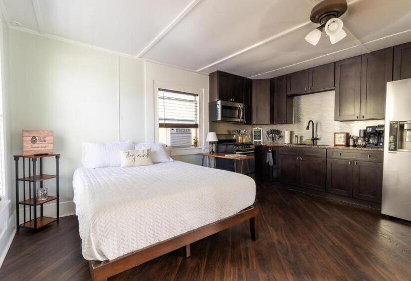 فندق Depot Village