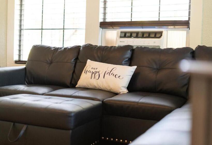 فندق Depot Village