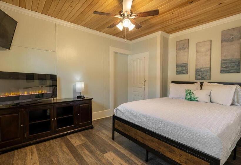 فندق Depot Village