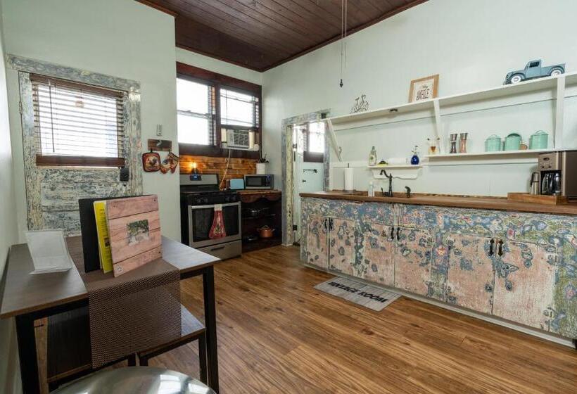 فندق Depot Village