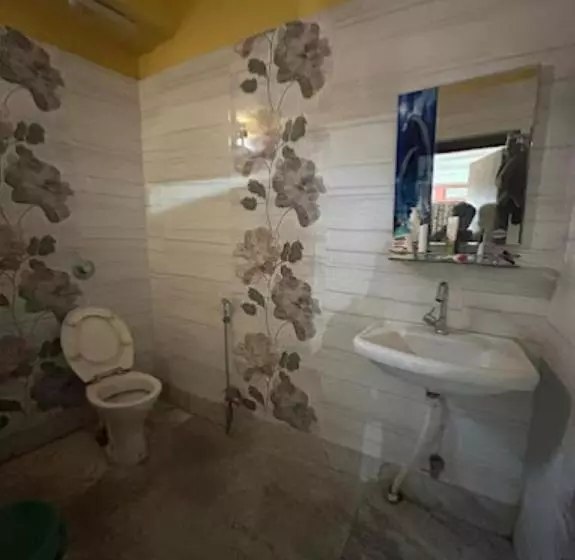 Hotelli Roop Amrit Guest House , Agartala