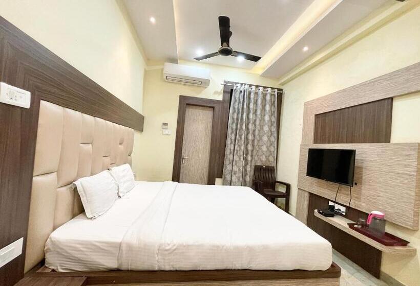 Nandini Palace ! Varanasi ! होटल नंदिनी पैलेस  హోటల్ నందిని ప్యాలెస్ ! Fully Air Conditioned Hotel F
