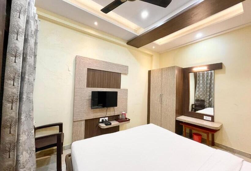 Nandini Palace ! Varanasi ! होटल नंदिनी पैलेस  హోటల్ నందిని ప్యాలెస్ ! Fully Air Conditioned Hotel F