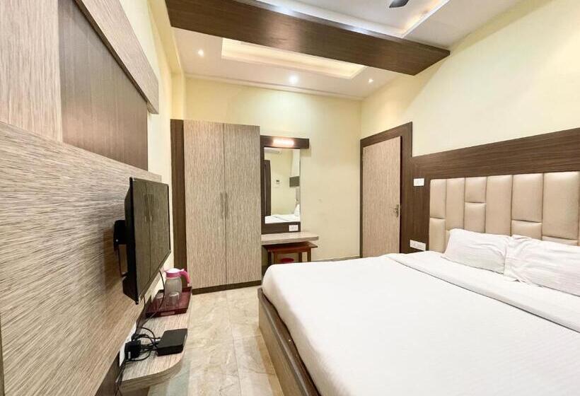 Nandini Palace ! Varanasi ! होटल नंदिनी पैलेस  హోటల్ నందిని ప్యాలెస్ ! Fully Air Conditioned Hotel F