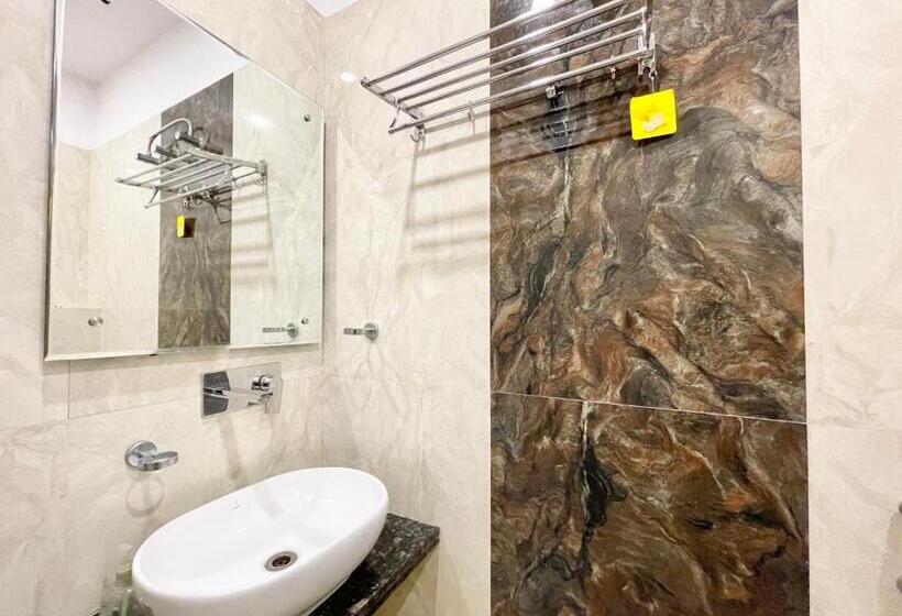 Nandini Palace ! Varanasi ! होटल नंदिनी पैलेस  హోటల్ నందిని ప్యాలెస్ ! Fully Air Conditioned Hotel F