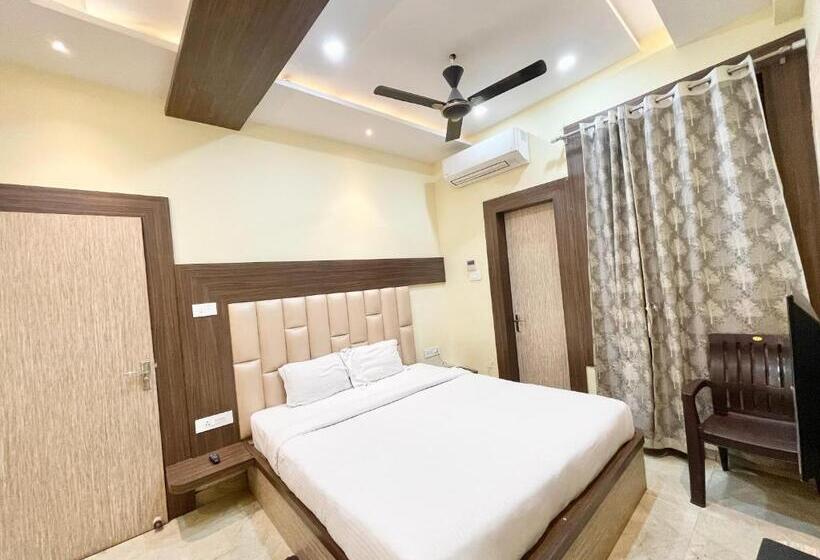 Nandini Palace ! Varanasi ! होटल नंदिनी पैलेस  హోటల్ నందిని ప్యాలెస్ ! Fully Air Conditioned Hotel F