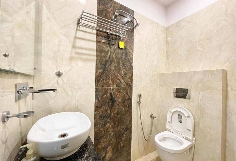 Nandini Palace ! Varanasi ! होटल नंदिनी पैलेस  హోటల్ నందిని ప్యాలెస్ ! Fully Air Conditioned Hotel F