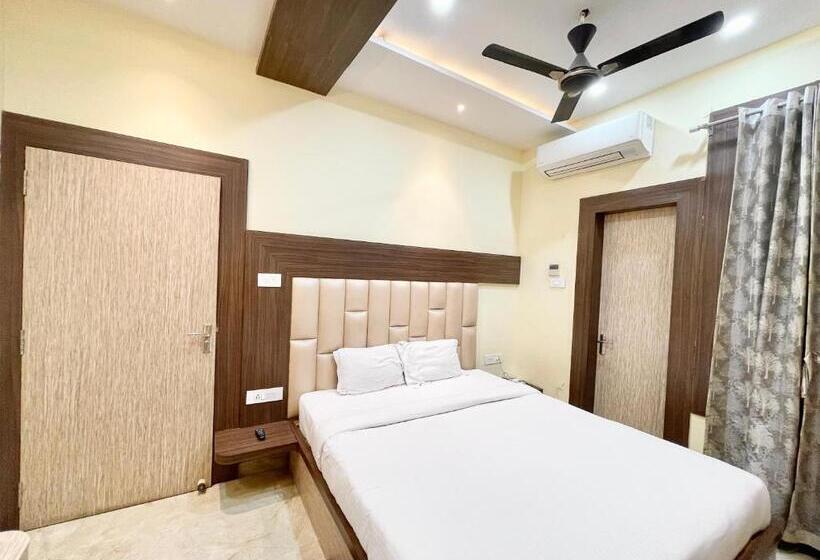 Nandini Palace ! Varanasi ! होटल नंदिनी पैलेस  హోటల్ నందిని ప్యాలెస్ ! Fully Air Conditioned Hotel F