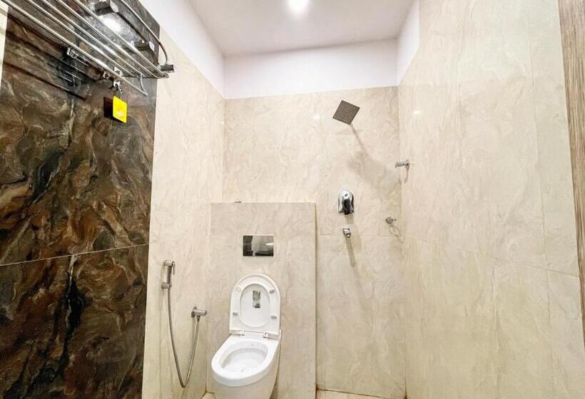 Nandini Palace ! Varanasi ! होटल नंदिनी पैलेस  హోటల్ నందిని ప్యాలెస్ ! Fully Air Conditioned Hotel F