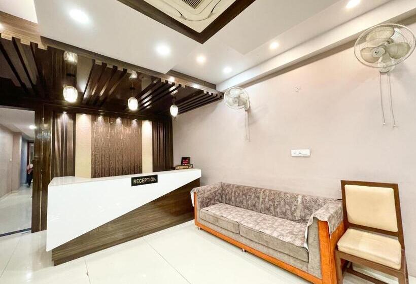 Nandini Palace ! Varanasi ! होटल नंदिनी पैलेस  హోటల్ నందిని ప్యాలెస్ ! Fully Air Conditioned Hotel F