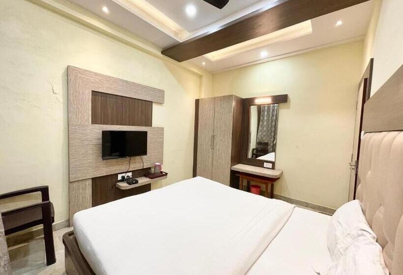 Nandini Palace ! Varanasi ! होटल नंदिनी पैलेस  హోటల్ నందిని ప్యాలెస్ ! Fully Air Conditioned Hotel F