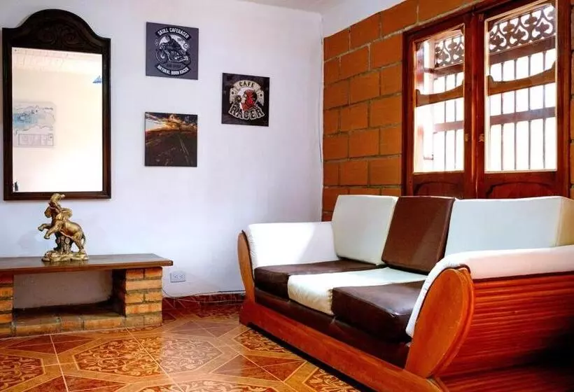 هاستل Hostal Café Racer