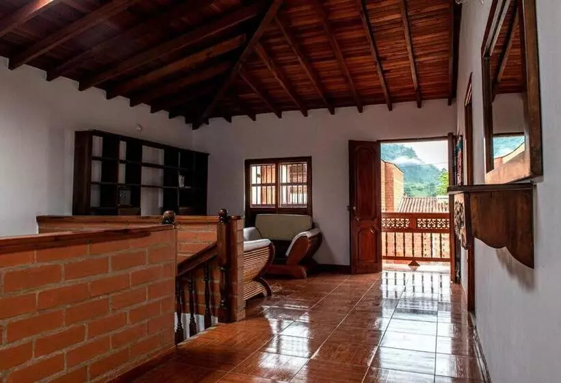 هاستل Hostal Café Racer