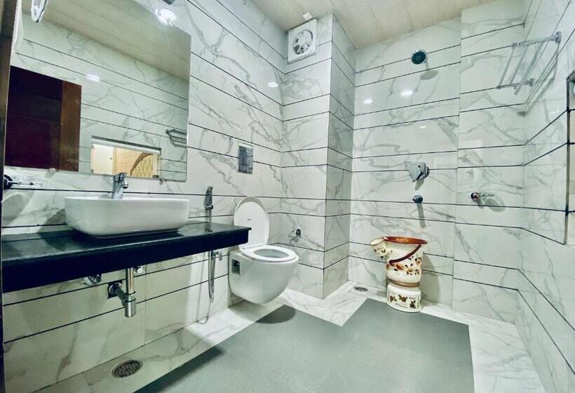 בית מלון כפרי Radiance Regency Resort Chail