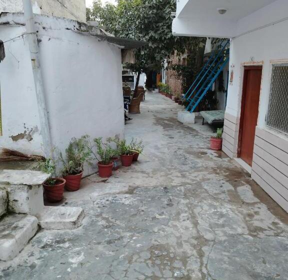 Отель Old Moon Cafe