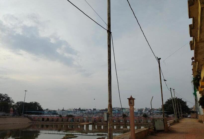 Отель Old Moon Cafe