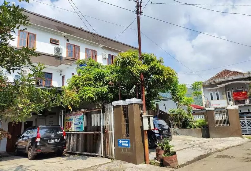 ホテル Penginapan Nurmega Jaya