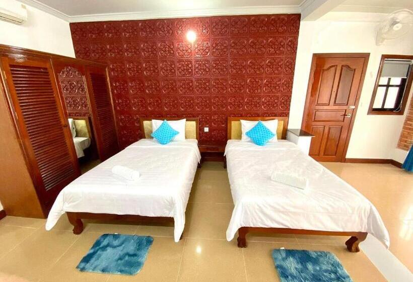 Pensione Behind Shopping Guest House