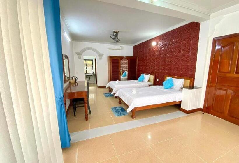 Pensione Behind Shopping Guest House