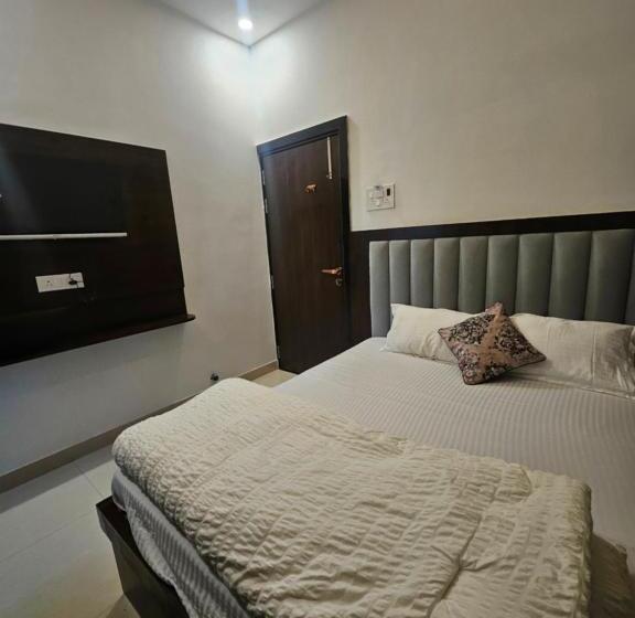 The Pinak Hotel And Restaurant