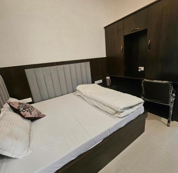 The Pinak Hotel And Restaurant