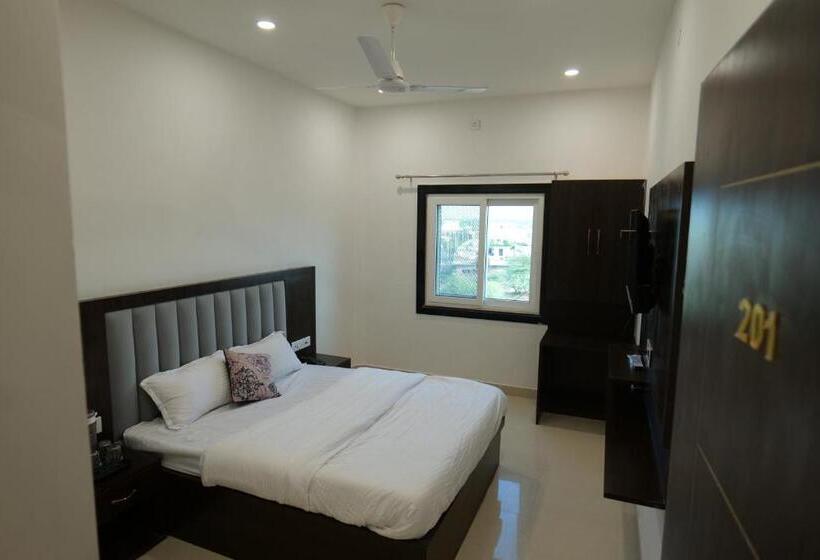 The Pinak Hotel And Restaurant