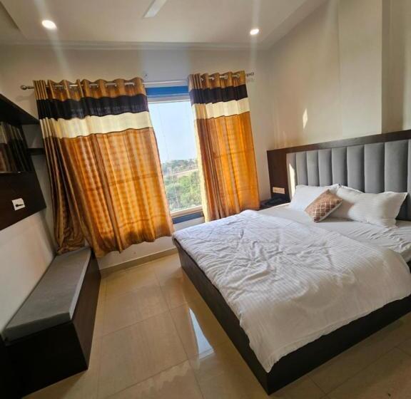 The Pinak Hotel And Restaurant