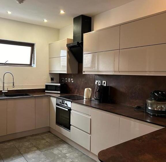 تختخواب و صبحانه 2 And 3 Advent Way