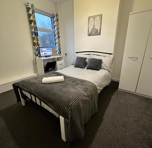 Lovely Town House Room 3