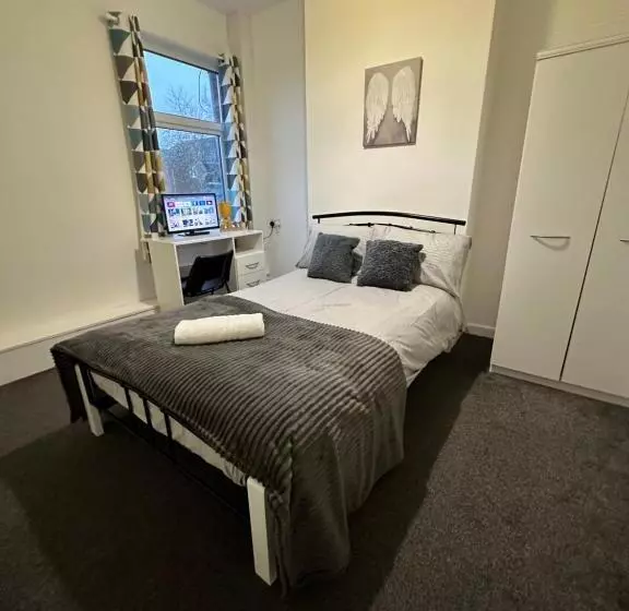 Lovely Town House Room 3