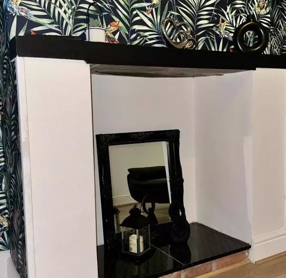 Lovely Town House Room 3