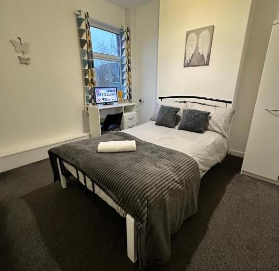 Lovely Town House Room 3