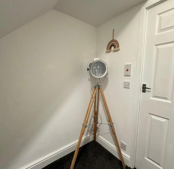 Lovely Town House Room 3