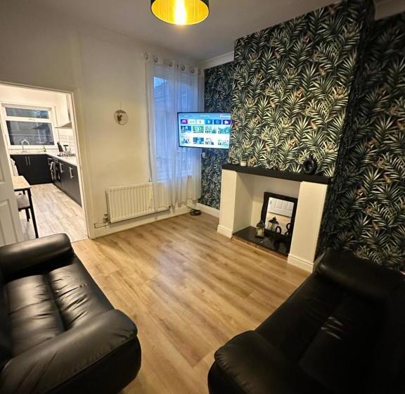 Lovely Town House Room 3