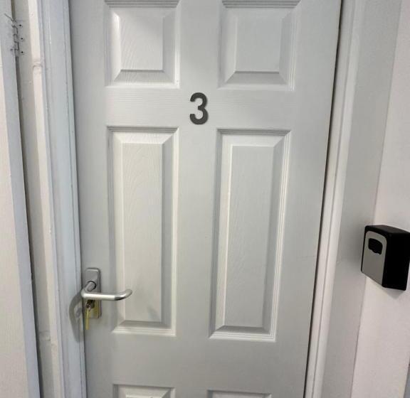 Lovely Town House Room 3