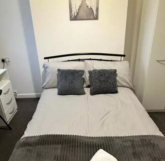 Lovely Town House Room 3