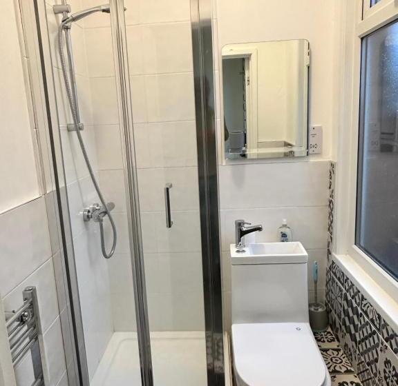 Lovely Town House Room 3