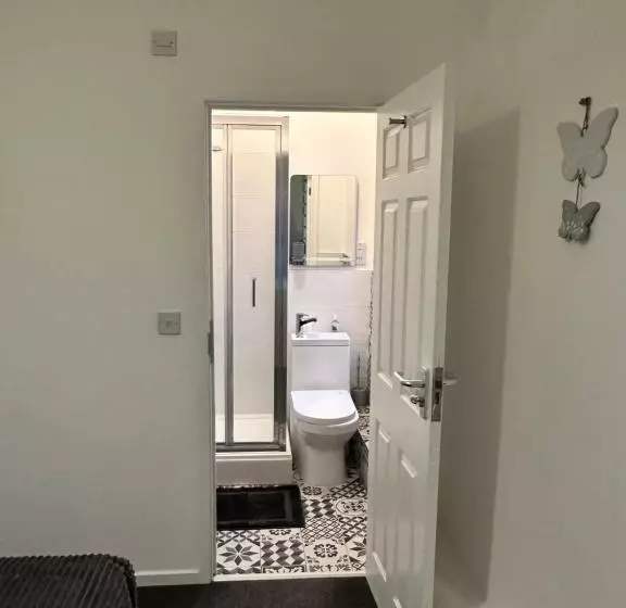 Lovely Town House Room 3