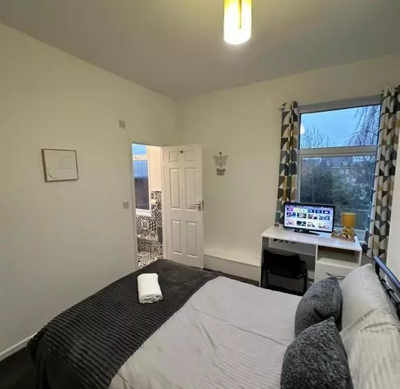 Lovely Town House Room 3