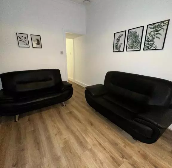 Lovely Town House Room 3