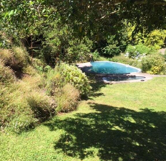 تختخواب و صبحانه Celestial Inn