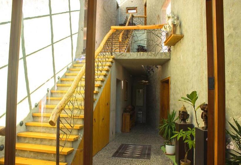 تختخواب و صبحانه Celestial Inn