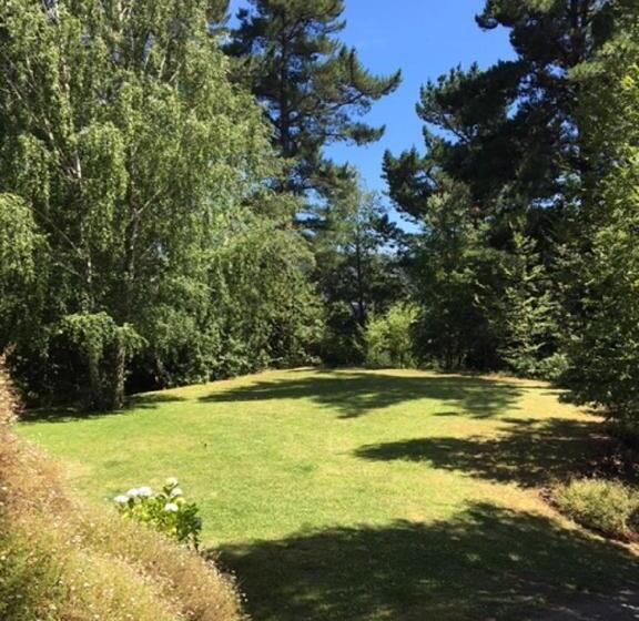 تختخواب و صبحانه Celestial Inn