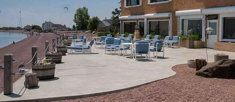 Hotelli The Shoreline Inn