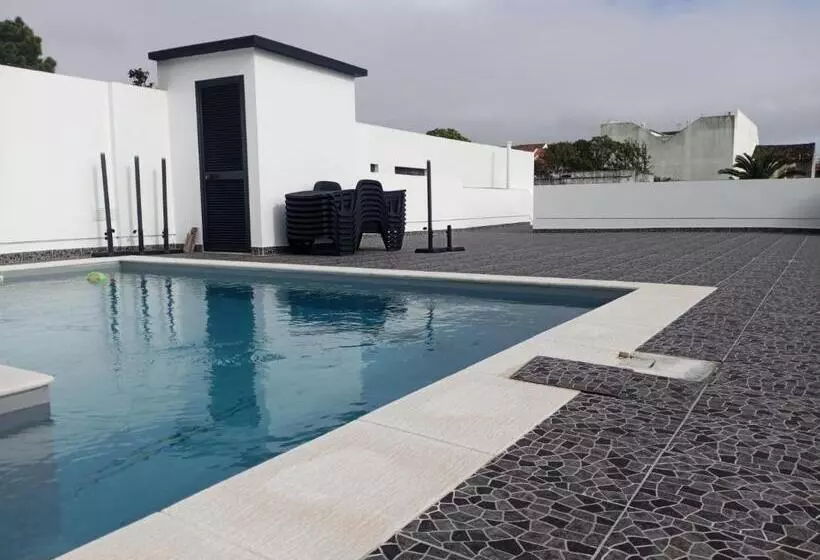 تختخواب و صبحانه The Rock Hostel