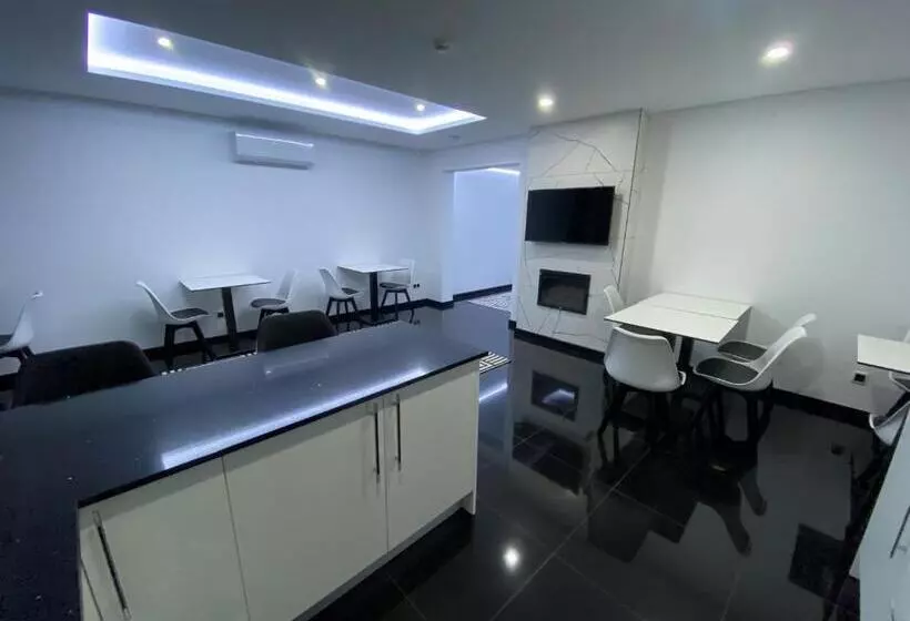 تختخواب و صبحانه The Rock Hostel