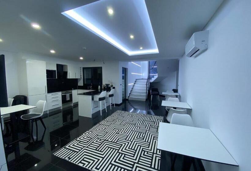 تختخواب و صبحانه The Rock Hostel