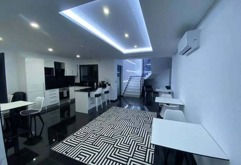 تختخواب و صبحانه The Rock Hostel