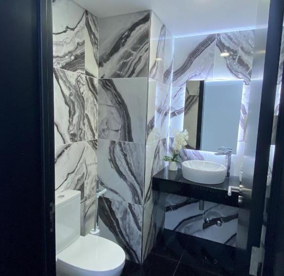 تختخواب و صبحانه The Rock Hostel